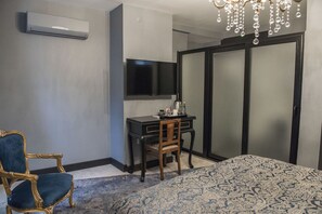 Deluxe-Zimmer | Wohnbereich | LCD-Fernseher
