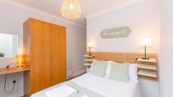 2 soverom, skrivebord, strykejern/-brett og reiseseng for barn