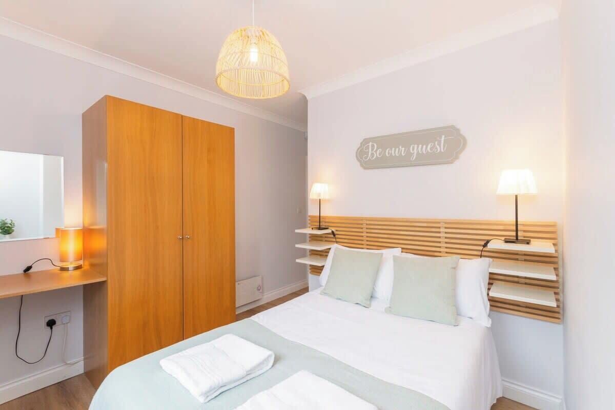 2 bedrooms, desk, iron/ironing board, travel crib