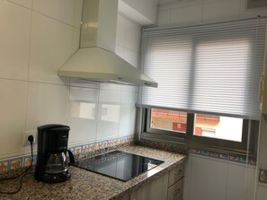Frigorífico, microondas, cafetera o tetera y utensilios de cocina