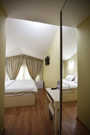 2 bedrooms, desk, soundproofing, free WiFi - Grand Hotel Luna in the heart of Tblisi (T'bilisi)