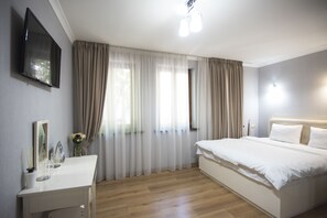 2 makuuhuonetta, työpöytä, äänieristys, ilmainen Wi-Fi