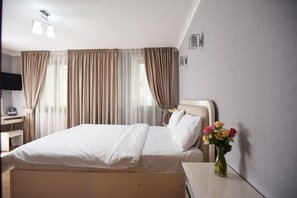 2 bedrooms, desk, soundproofing, free WiFi - Grand Hotel Luna in the heart of Tblisi (T'bilisi)