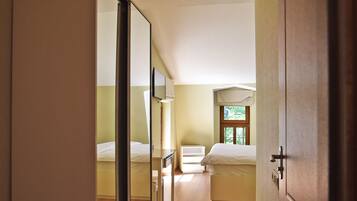 2 bedrooms, desk, soundproofing, free WiFi