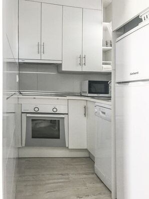Een koelkast, een microgolfoven, een oven, een kookplaat