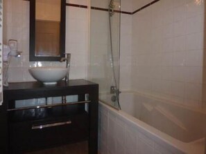 Bathtub - 200m from shops, 1st floor, view swimming pool, swimming pool, sauna, hammam, balcony, ski locker (Les Orres)