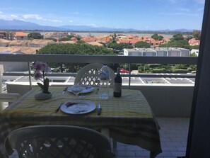 Outdoor dining - PLEASANT STUDIO CABIN PARKING SEA AT 80M (Canet-en-Roussillon)