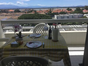 Outdoor dining - PLEASANT STUDIO CABIN PARKING SEA AT 80M (Canet-en-Roussillon)