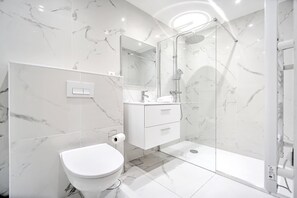 Dusche, Haartrockner, Handtücher