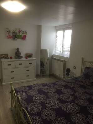 1 slaapkamer, een strijkplank/strijkijzer, beddengoed