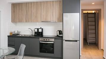 Fridge, oven, stovetop, electric kettle