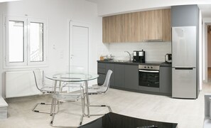 Een koelkast, een oven, een kookplaat, een waterkoker