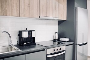 Een koelkast, een oven, een kookplaat, een waterkoker