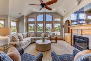 Televisión, reproductor de DVD y futbolito 