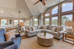 Televisión, reproductor de DVD y futbolito 