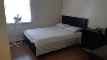Main Floor Room #4 | Insonorización, tabla de planchar con plancha y camas extra