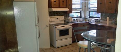 Grand réfrigérateur, micro-ondes, four, plaque de cuisson