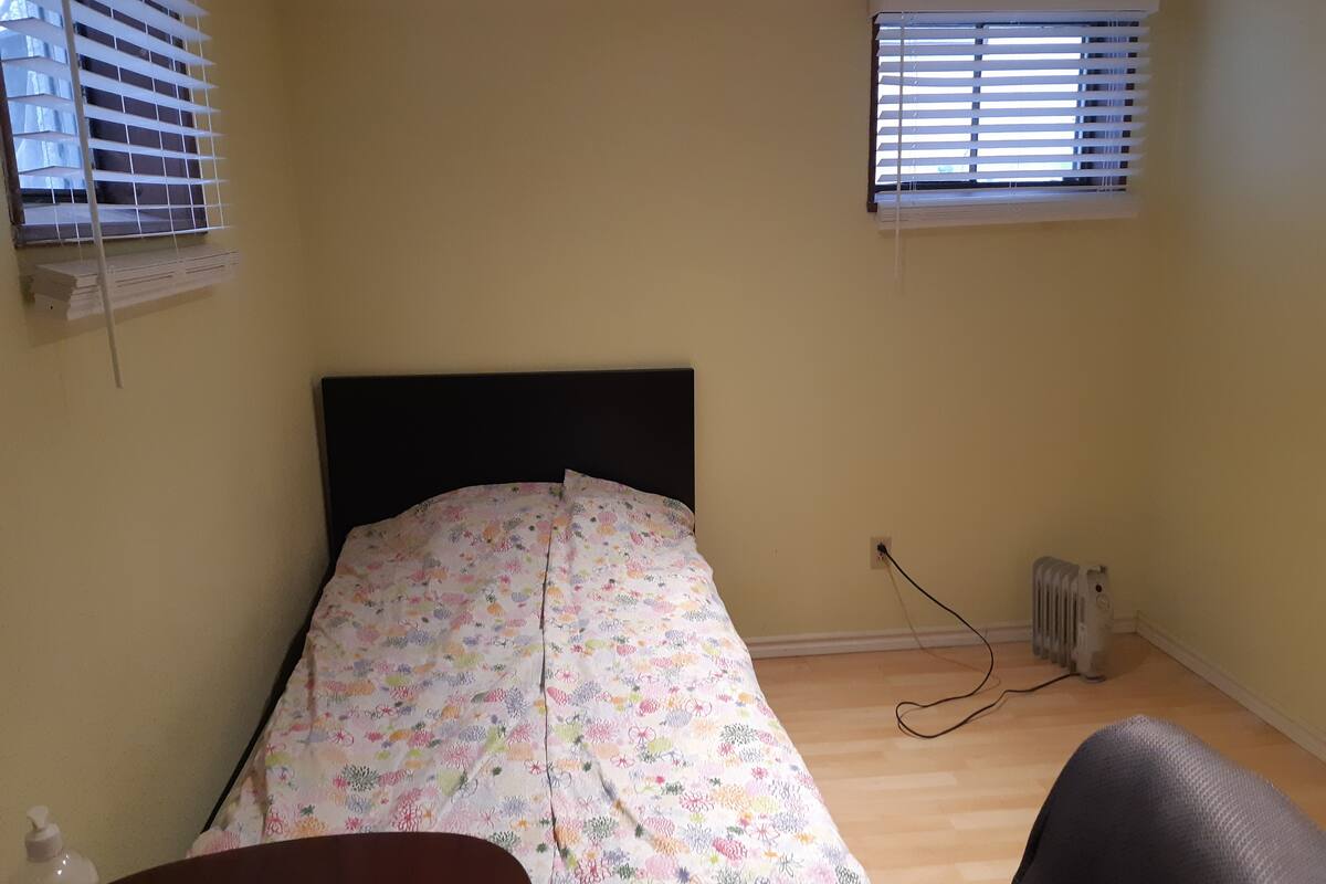 Budget Room #4 | Soundproofing, iron/ironing board, rollaway beds (surcharge)
