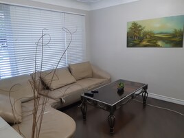 Una televisión de pantalla plana