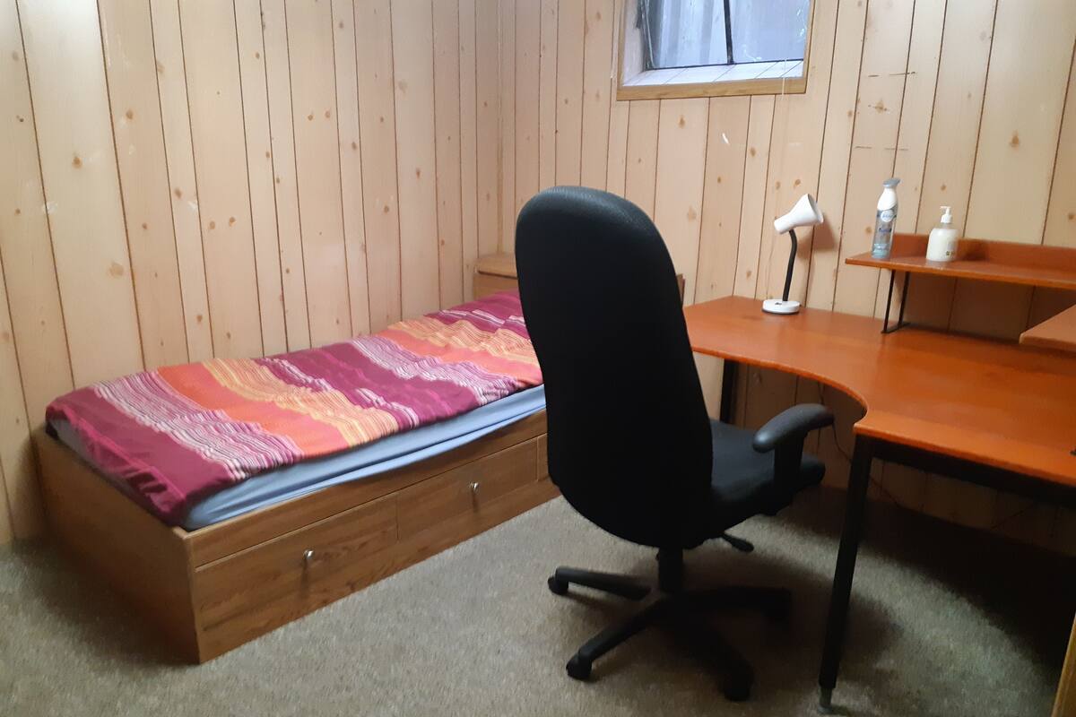 Budget Room #1 | Soundproofing, iron/ironing board, rollaway beds (surcharge)