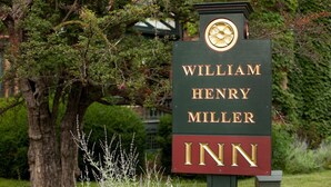 Une enseigne pour l’auberge William Henry Miller, avec le nom et le logo de l’établissement bien en évidence.