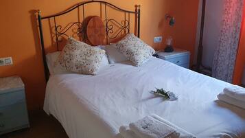 4 slaapkamers, een strijkplank/strijkijzer, gratis wifi, beddengoed