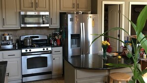 咖啡機/沖茶器、冰箱、微波爐