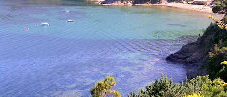 Una playa cerca, sillas reclinables de playa