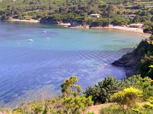 Vicino alla bellisima Spiaggia di straccoligno curato appartamento con giardino.