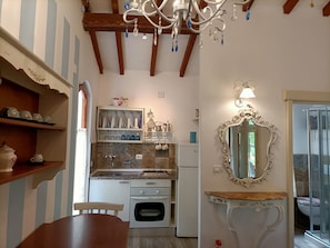 Frigorifero, forno, piano cottura, macchina per tè/caffè