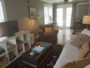 スマートテレビ、DVD プレーヤー、書庫、書斎 / ワークスペース