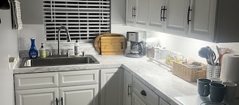 Cozy Carriage House on Spring Bayou