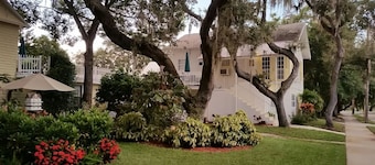 Cozy Carriage House on Spring Bayou