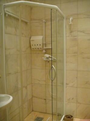 Dusche, Haartrockner, Handtücher, Seife