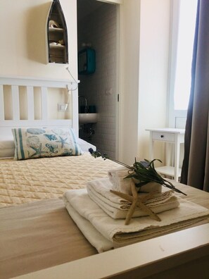 1 Schlafzimmer, Schreibtisch, Bügeleisen/Bügelbrett