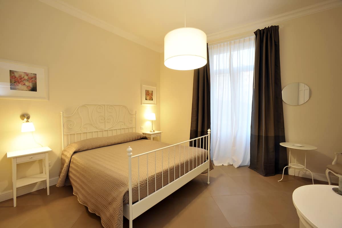 Double Room, 1 Queen Bed (4) | 1 bedroom, desk, iron/ironing board, free cribs/infant beds