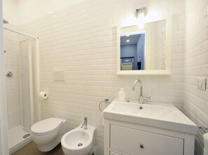 Double Room, 1 Queen Bed (4) | Bathroom | Shower, rainfall showerhead, free toiletries, hair dryer