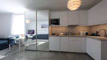 Køleskab, mikrobølgeovn, kogeplade, opvaskemaskine