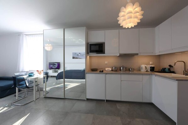 Kjøleskap, mikrobølgeovn, kokeplater og oppvaskmaskin