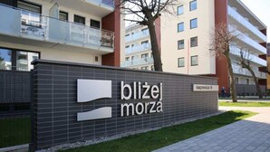 Ein Gebäude mit einem Schild, auf dem 'blizej morza' und 'Kasprowiec 16' steht.