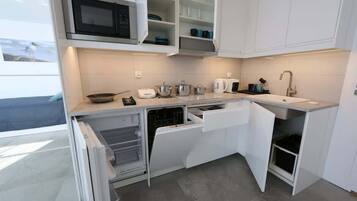 Réfrigérateur, micro-ondes, plaque de cuisson, lave-vaisselle