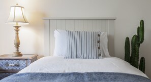 Chambre Design avec lits jumeaux, vue sur le jardin | Vue de la chambre