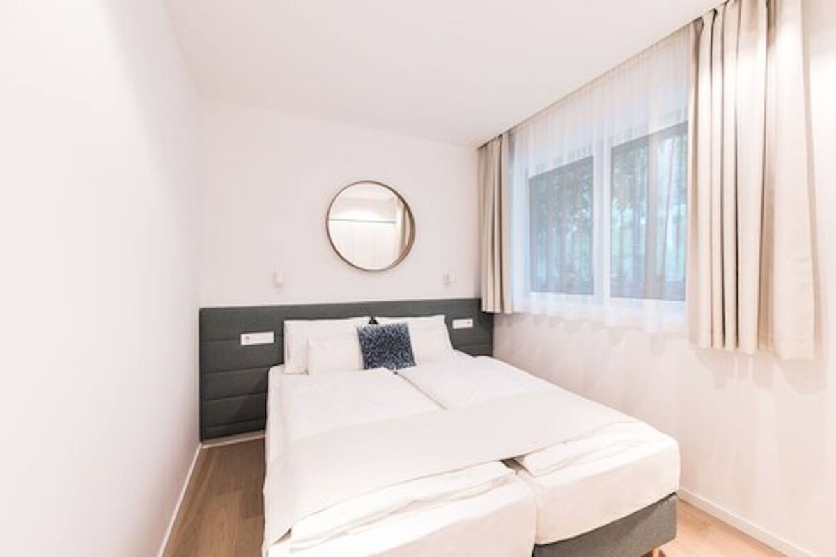 Deluxe-Apartment, 2 Schlafzimmer, Balkon, Seeblick | 2 Schlafzimmer, hochwertige Bettwaren, Schreibtisch