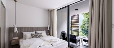 Appartement Deluxe, 2 chambres, balcon, vue lac | 2 chambres, literie de qualité supérieure, bureau, rideaux occultants