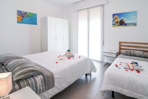 2 bedrooms, iron/ironing board, free WiFi, bed sheets - Two-bedroom apartment (Jesolo)