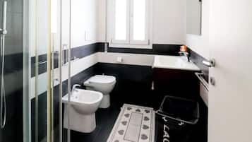 SĂšche-cheveux, serviettes fournies