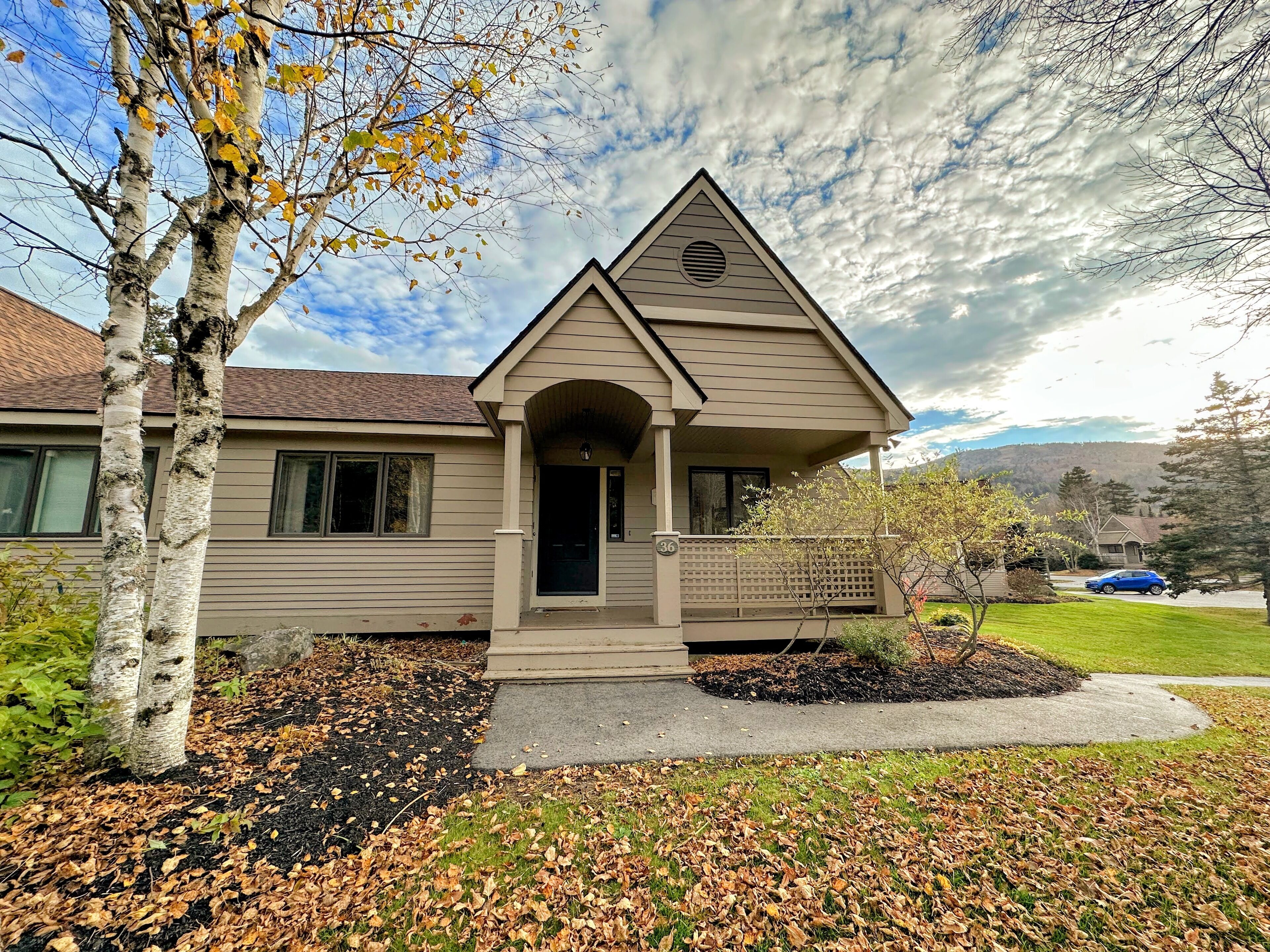 FV36 Sunny and homey Fairway Village Townhome right on the Mount Washington Hotel golf course. AC!