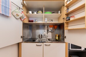 Kühlschrank, Mikrowelle, Herdplatte, Wasserkocher mit Kaffee-/Teezubehör