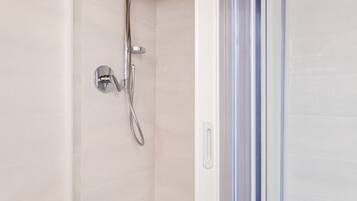 Dusche, Haartrockner, Bidet, Handtücher