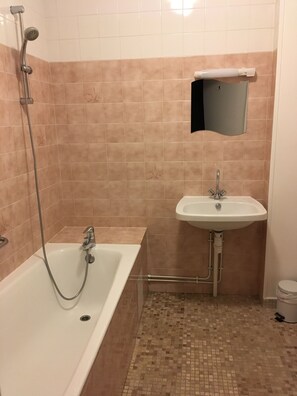 Duschwanne, Haartrockner, Seife, Toilettenpapier